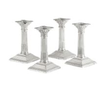 Suite de 4 bougeoirs colonne corinthienne d'époque Edward VII en argent, par Thomas A Scott, Sheffie