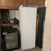 Polar CD612 Upright Commercial Fridge A reliable light-duty upright fridge from Polar’s C-Series