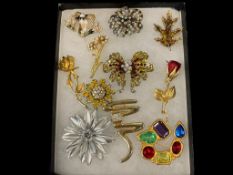 11 FIGURAL COSTUME JEWELRY BROOCHES INCLUDING ROSES, RHINESTONE BUTTERFLIES, AND BRIGHT TONES