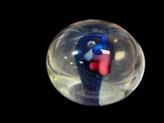 ORIENT AND FLUME HAND BLOWN ART GLASS PAPERWEIGHT, SIGNED BY ARTIST ALEX GABBERT