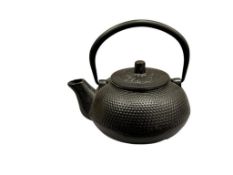 JAPANESE CAST IRON TEPOT IN BLACK FINISH WITH BAMBOO DECORATED TOP INCLUDES TEA STRAINER