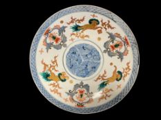 19TH CENTURY EARLY JAPANESE IMARI PORCELAIN WARE PLATTER FEATURING JAPANESE KOMAINU FIGURES