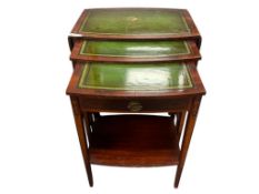 20TH CENTURY ART DECO PERIOD MAHOGANY NESTING TABLES ET OF THREE WITH GREEN LEATHER TOP INSERTS