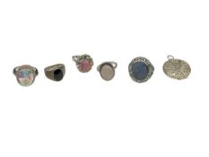 FIVE STERLING SILVER FASHION RINGS AND ONE STERLING SILVER PIERCED HEART PENDANT