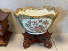 CHINESE EXPORT FAMILLE ROSE PORCELAIN BOWL ROSE MEDALLION STYLE WITH BIRDS, FLOWERS, AND BUTTERLF...