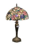 VINTAGE STAINED GLASS TABLE LAMP WITH HUMMINGBIRD AND FLOWERS DESIGN ON SOLID METAL BASE