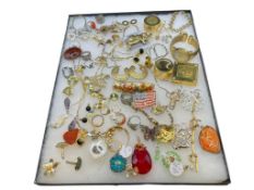 UNIQUE ARRAY OF LADIES COSTUME JEWELRY INCLUDING GOLD TONE DESIGNS, BROOCHES, JEWELED RINGS, ETC.