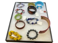 ASSORTED COSTUME JEWELRY BRACELETS INCLUDING SOME BAKELITE