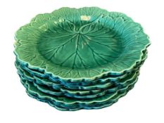 WEDGWOOD OF ETRURIA & BARLASTON ENGLISH MAJOLICA CABBAGE PLATES SET OF EIGHT