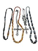 FIVE FASHION JEWELRY NECKLACES INCLUDING TWO AGATE BEAD NECKLACES