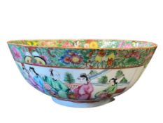 19TH CENTURY ROSE FAMILLE CHINESE ROUND MEDALLION BOWL WITH TRADITIONAL DESIGN