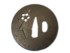 19TH CENTURY JAPANESE TSUBA ROUND DECORATIVE IRON SWORD GUARD WITH DESIGN OF FLOWER