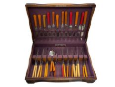 CIRCA 1930'S ASSORTED BAKELITE HANDLED FLATWARE