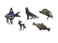 FIVE VINTAGE STERLING SILVER BROOCHES INCLUDING SOME SIGNED