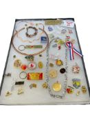 ASSORTEMENT OF JEWELRY AND COLLECTIBLE PINS INCLUDING SOUVENIR PINS
