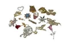 16 ASSORTED COSTUME JEWELRY FASHION BROOCHES INCLUDING FIGURAL DESIGNS