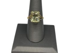 14K YELLOW GOLD EMERALD CUT LEMON QUARTZ FASHION RING
