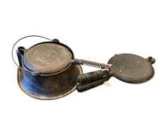 ANTIQUE NEW AMERICAN NO. 8 CAST IRON WAFFLE MAKER