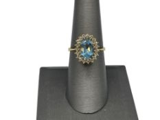 VINTAGE 18K YELLOW GOLD AQUAMARINE AND DIAMOND FASHION RING