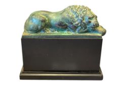 1970'S DECORATIVE SLEEPING LION BRONZE PATINA FINSH METAL DESK FIGURE