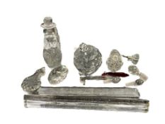 ASSORTED CRYSTAL AND ART GLASS FIGURE, PRISMS, DOOR / CABINET KNOBS, BOTTLE STOPPERS