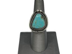 VINTAGE NAVAJO NATIVE AMERICAN STERLING SILVER TURQUOISE RING FEATURING ROPE BORDER AROUND TURQUO...