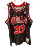 NBA MITCHELL & NESS SWINGMAN COLLECTION CHICAGO BULLS SCOTTIE PIPPEN 1995 -1996 NO. 33 JERSEY
