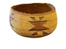 19TH / 20TH CENTURY NATIVE AMERICAN CALIFORNIA HUPA URIE INDIAN BASKET WITH GEOMETRIC DESIGN