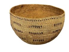 19TH / 20TH CENTURY NATIVE AMERICAN CALIFORNIA HUPA URIE INDIAN BASKET WITH DESIGN