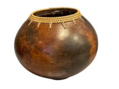 LATE 20TH CENTURY HAND MADE NATIVE AMERICAN CLAY POTTERY BOWL / VESSEL WITH INTRICATE WOVEN RIM