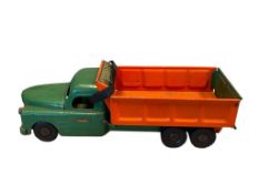 CIRA 1950'S VINTAGE STRUCTO TOYS PRESSED STEEL LARGE HYDRAULIC DUMP TRUCK