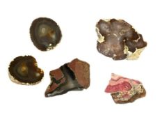 FIVE PIECES OF POLISHED GATE SLABS AND ROCK WITH NATURAL EXTERIOR