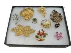 ASSORTED FLORAL BROOCHES INCLUDING JADE, SIGNED LISNER, AND A BROOKS BROOCH WITH CULTURED PEARL