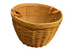 1999 LARGE LONGABERGER HAND WOVEN MAPLE BASKER WITH PLASTIC LINER AND LEATHER HANDLES