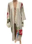 EARLY 20TH CENTURY CHINESE HAND PAINTED SILK KIMONO / ROBE