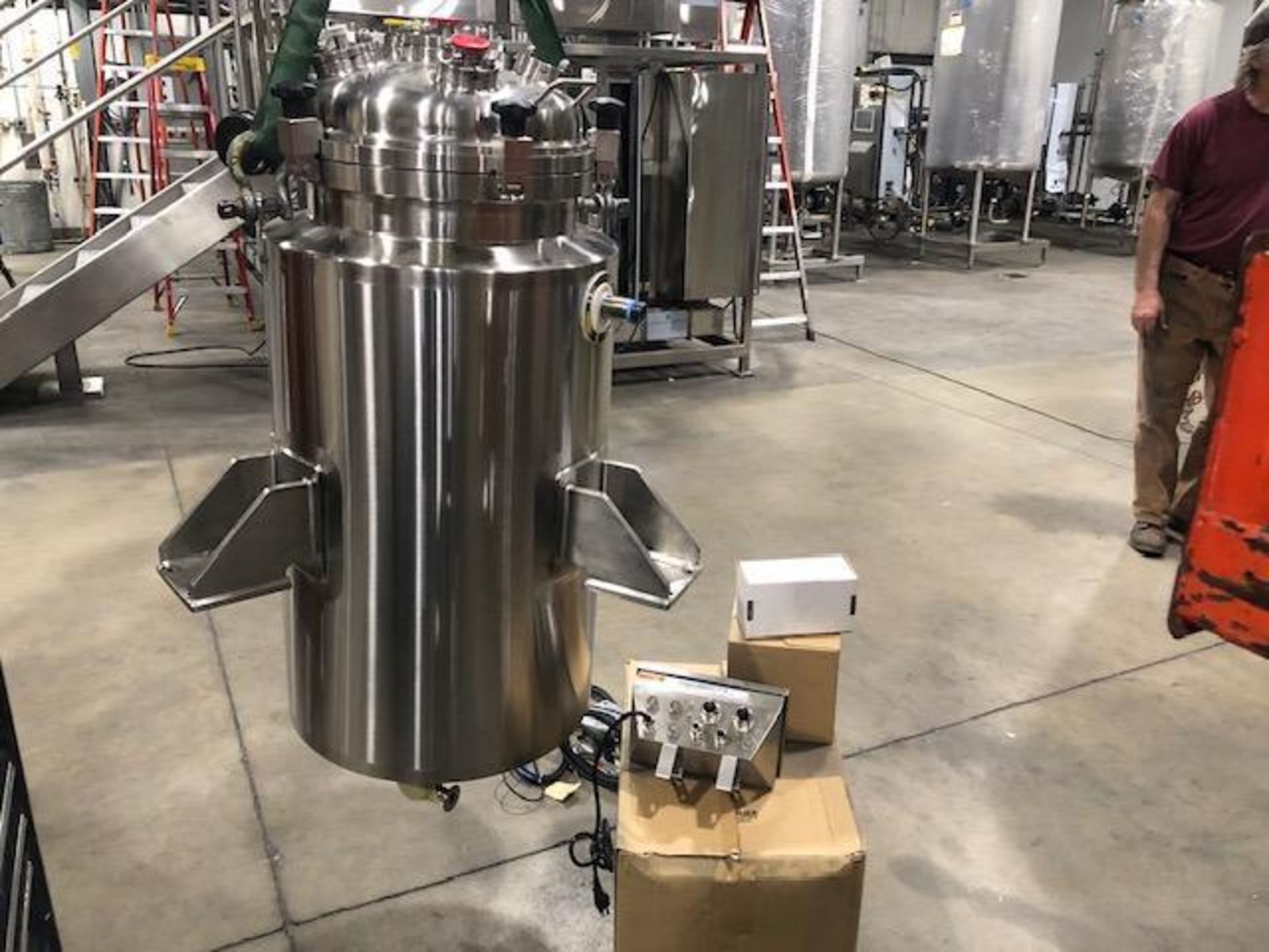 T&C STAINLESS INC 100 LITER WORKING/147.8 TOTAL VOLUME 316L STAINLESS STEEL ASME CODE STAMPED TANK - Image 2 of 8