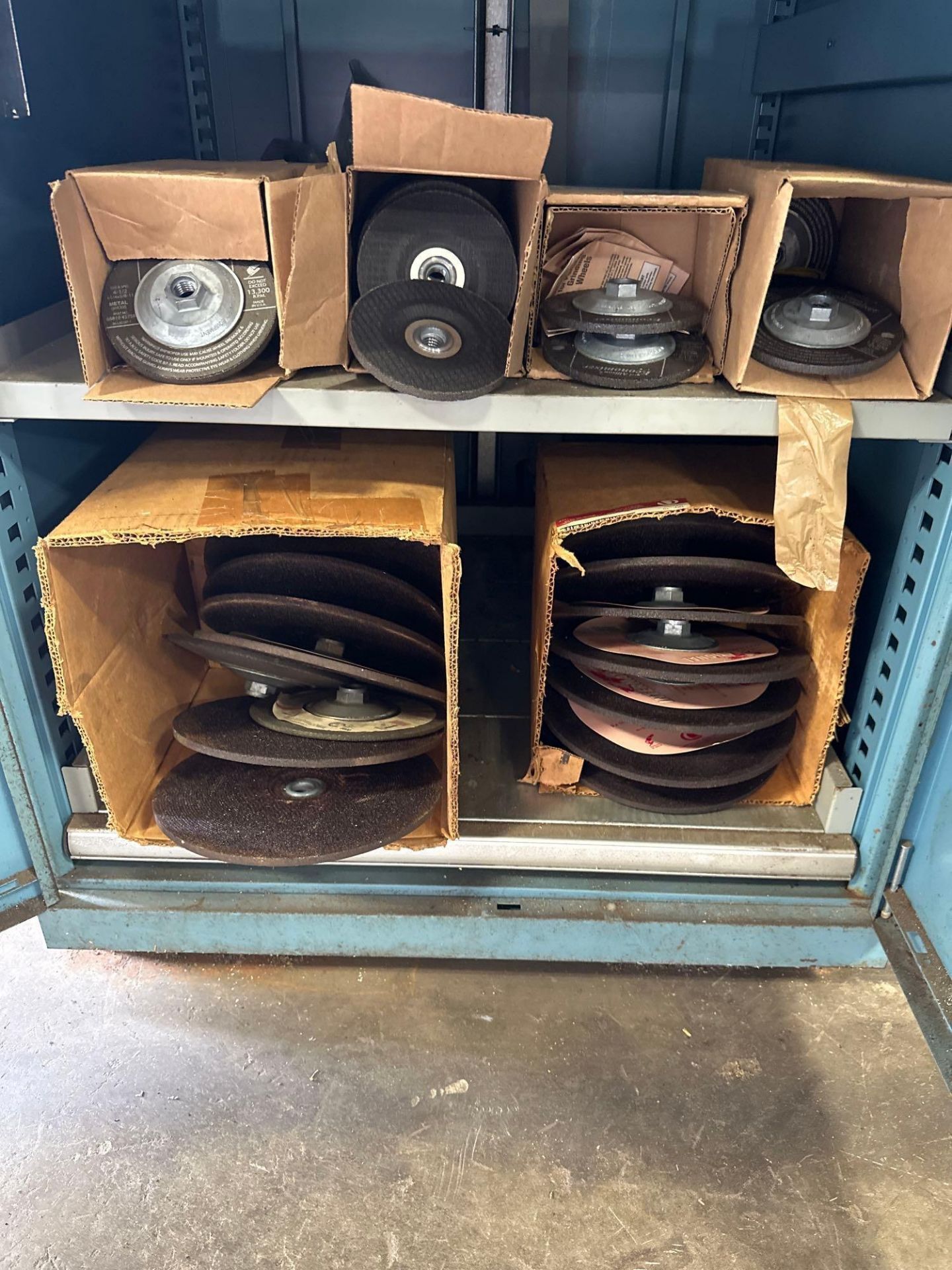 LISTA STORAGE CABINET LOADED WITH GRINDING AND ABRASIVE TOOLS - Image 10 of 26