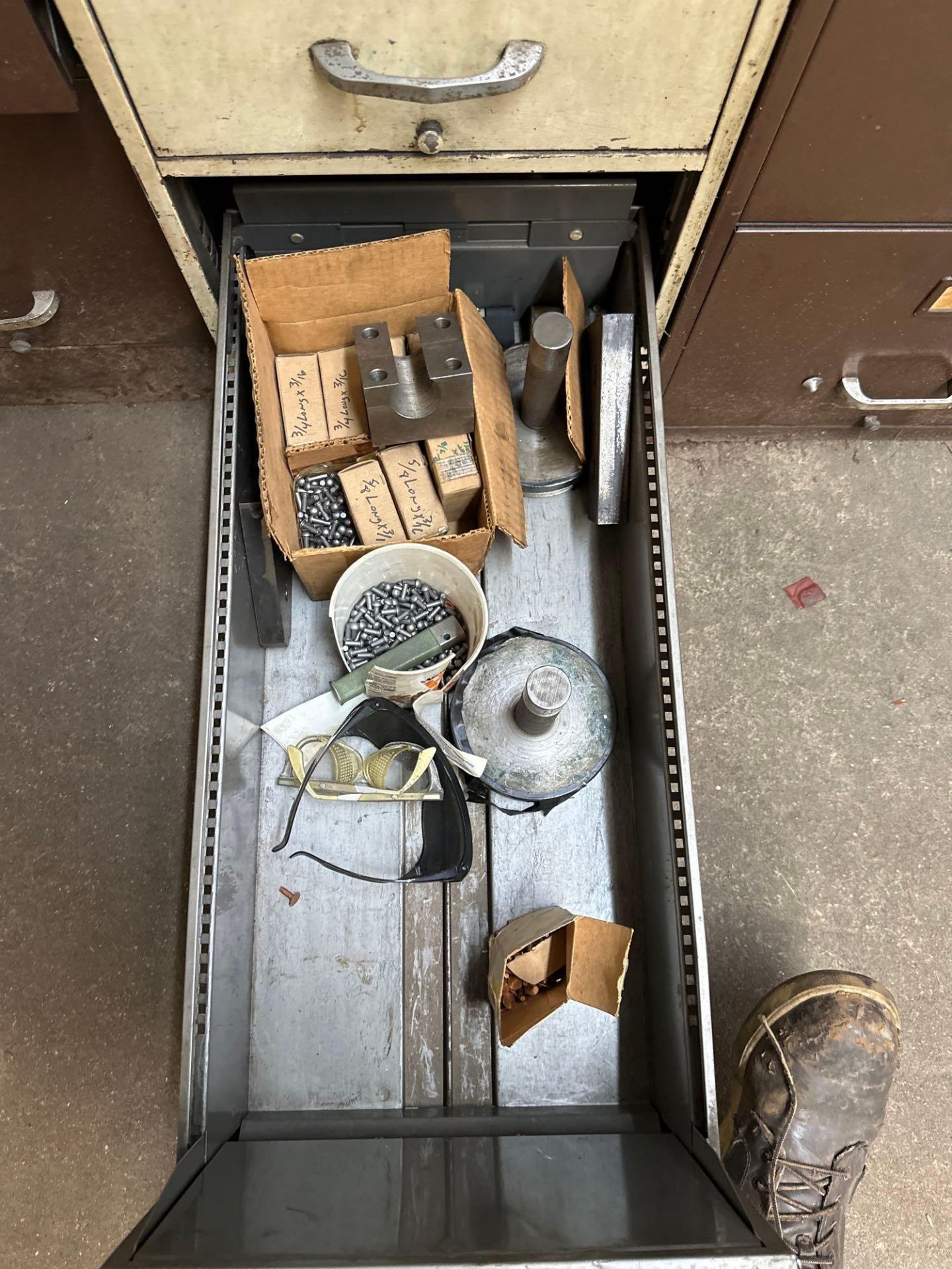 LISTA STORAGE CABINET LOADED WITH GRINDING AND ABRASIVE TOOLS - Image 26 of 26