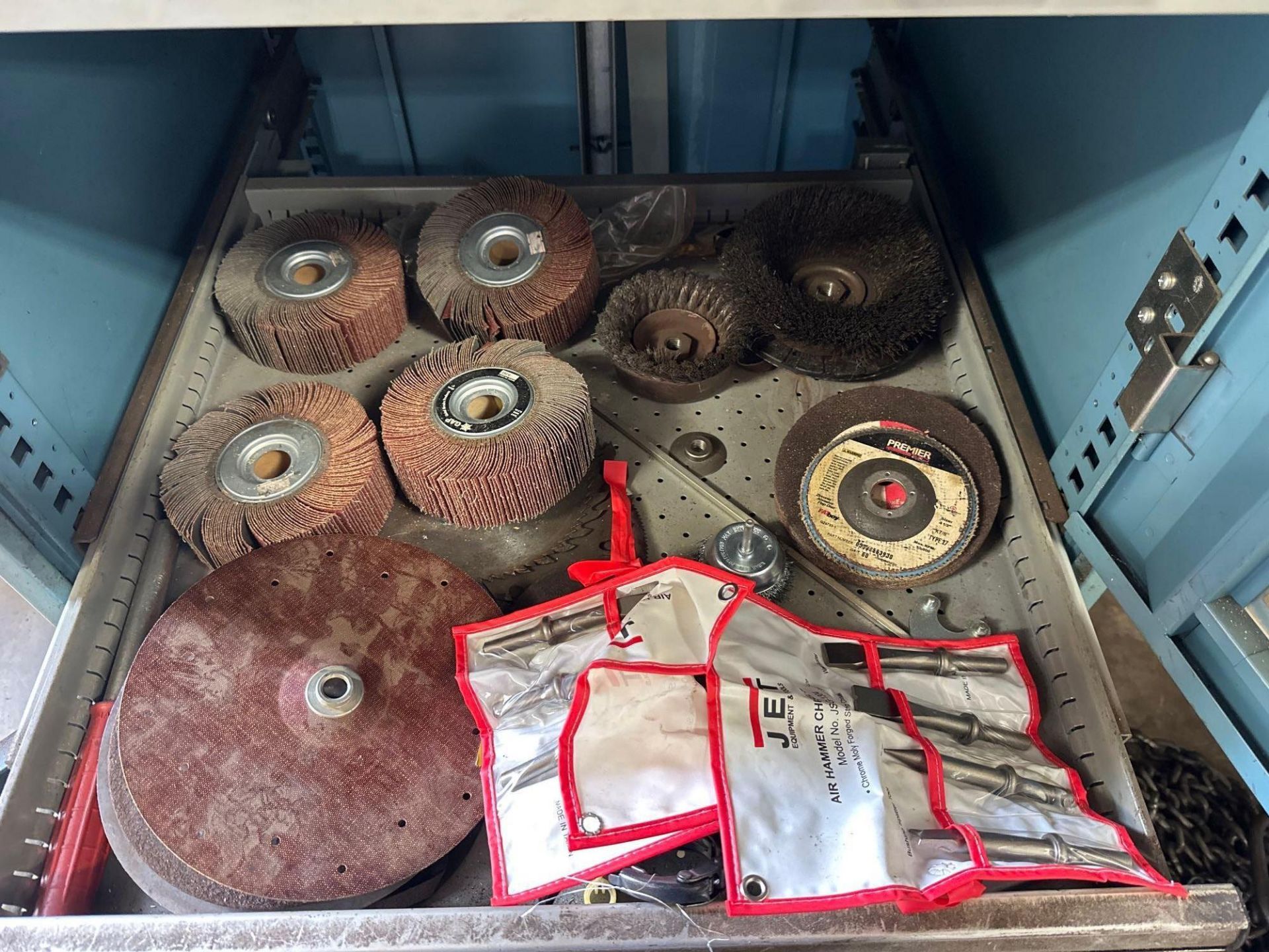 LISTA STORAGE CABINET LOADED WITH GRINDING AND ABRASIVE TOOLS - Image 9 of 26