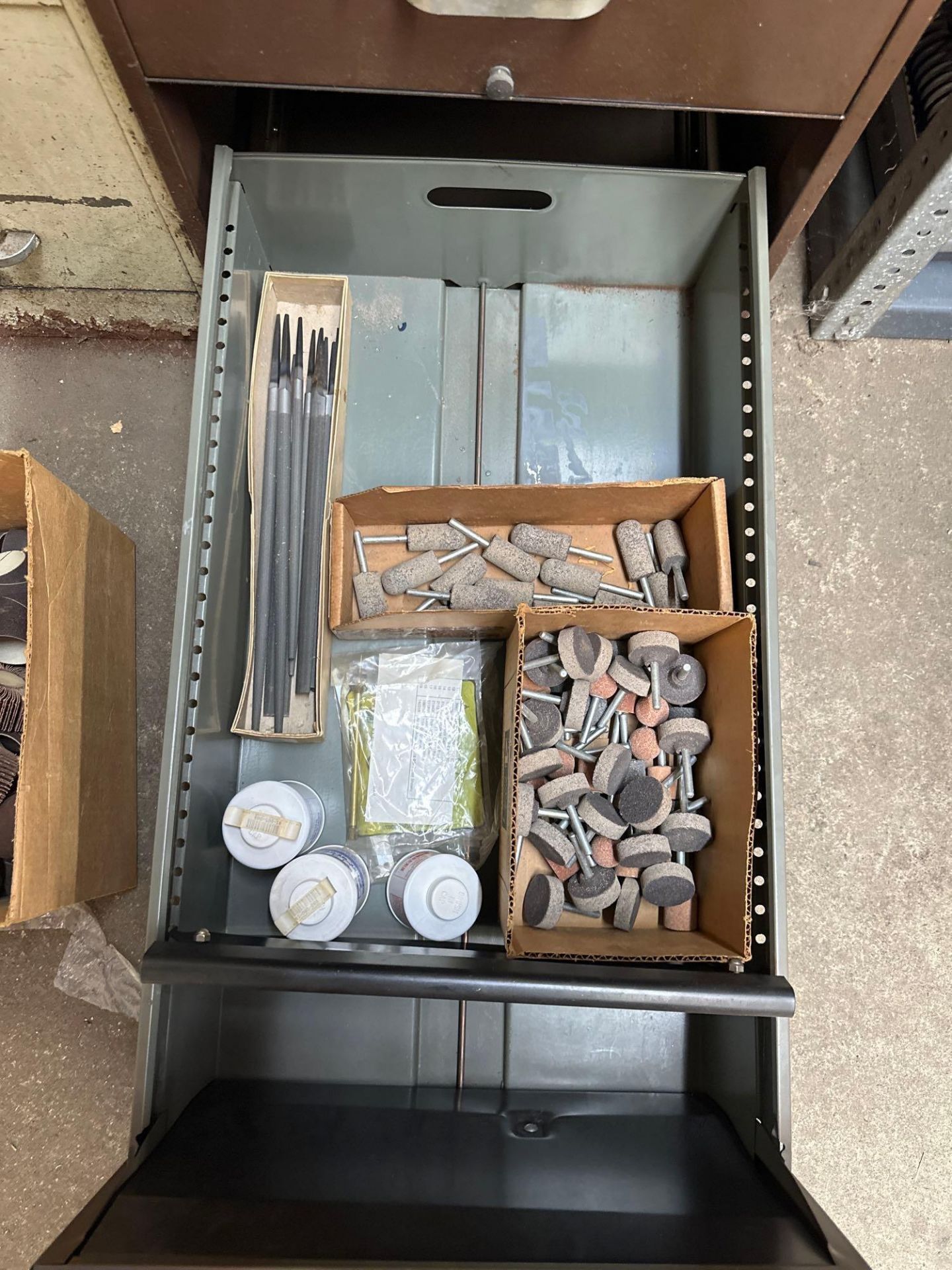 LISTA STORAGE CABINET LOADED WITH GRINDING AND ABRASIVE TOOLS - Image 16 of 26