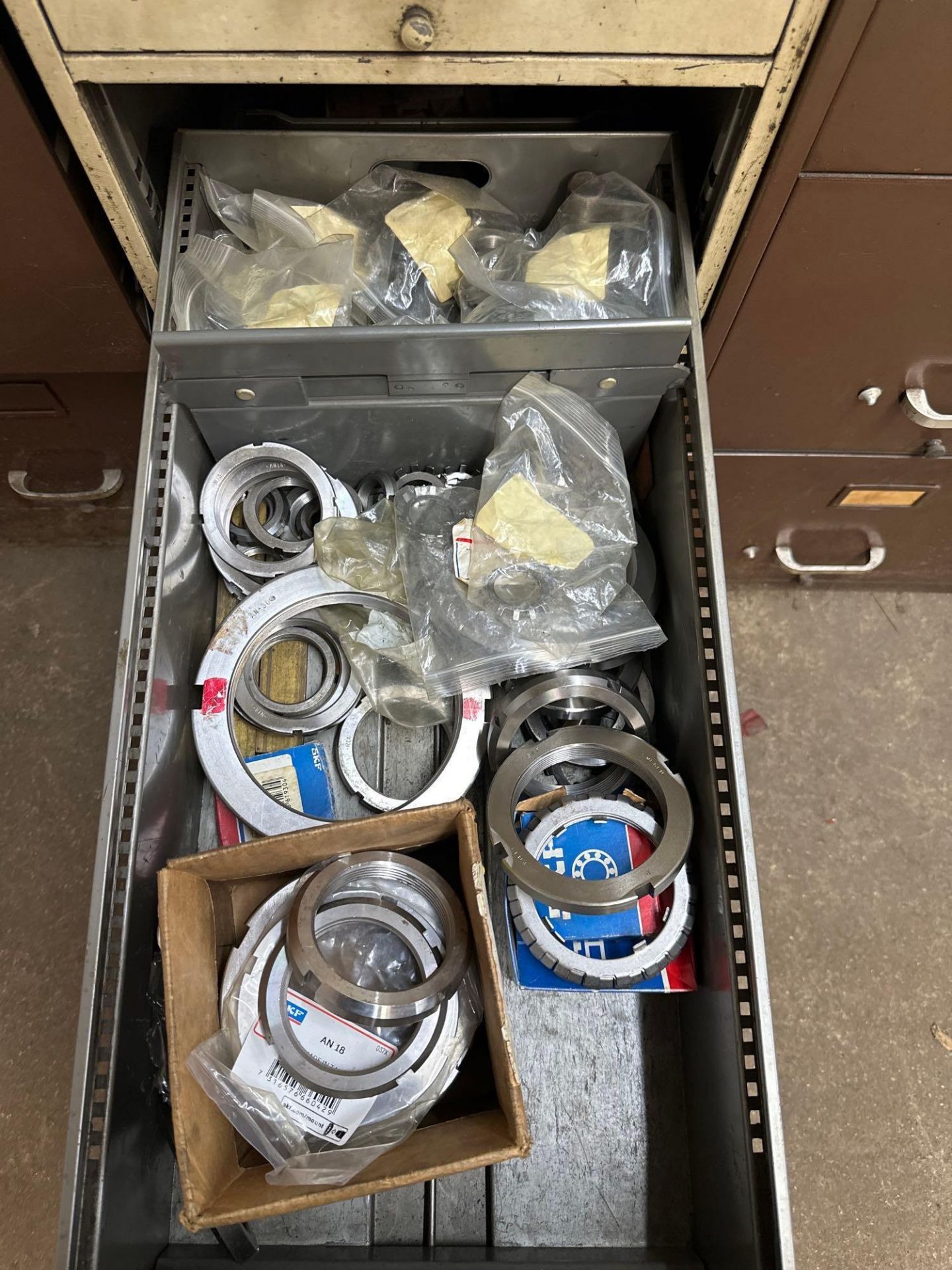 LISTA STORAGE CABINET LOADED WITH GRINDING AND ABRASIVE TOOLS - Image 25 of 26