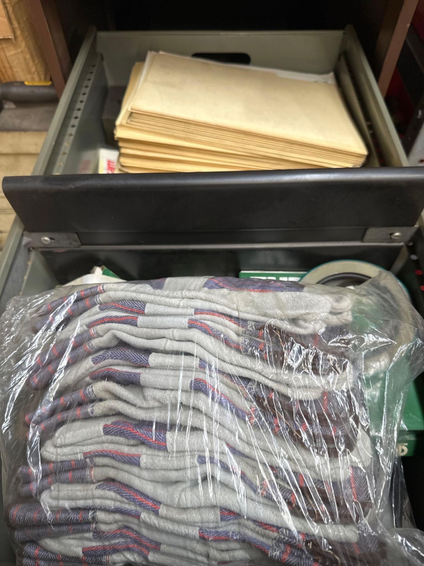 LISTA STORAGE CABINET LOADED WITH GRINDING AND ABRASIVE TOOLS - Image 13 of 26