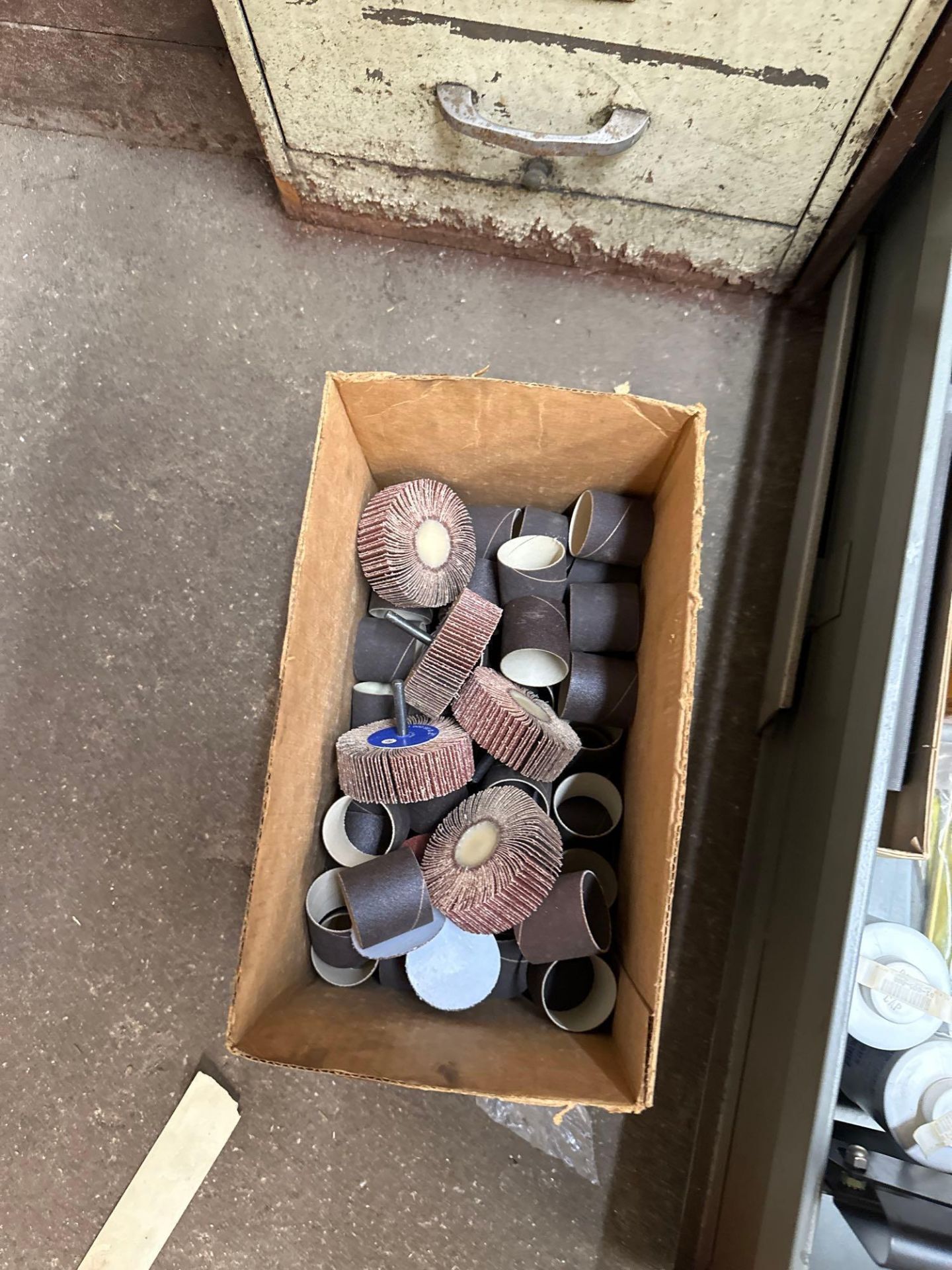 LISTA STORAGE CABINET LOADED WITH GRINDING AND ABRASIVE TOOLS - Image 18 of 26