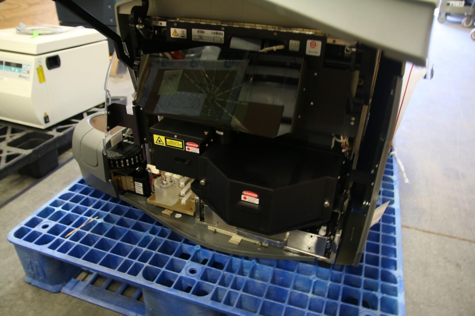 BECKMAN COULTER CYTOMICS FC 500 MPL FLOW CYTOMETER - Image 5 of 7