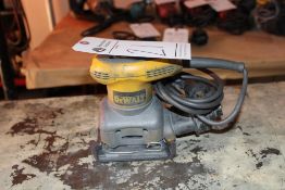 DEWALT D26441 ¼ SHEET PALM SANDER