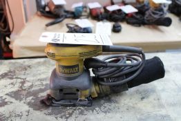 DEWALT D26441 ¼ SHEET PALM SANDER