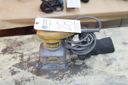 DEWALT D26441 ¼ SHEET PALM SANDER