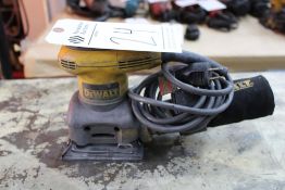 DEWALT D26441 ¼ SHEET PALM SANDER