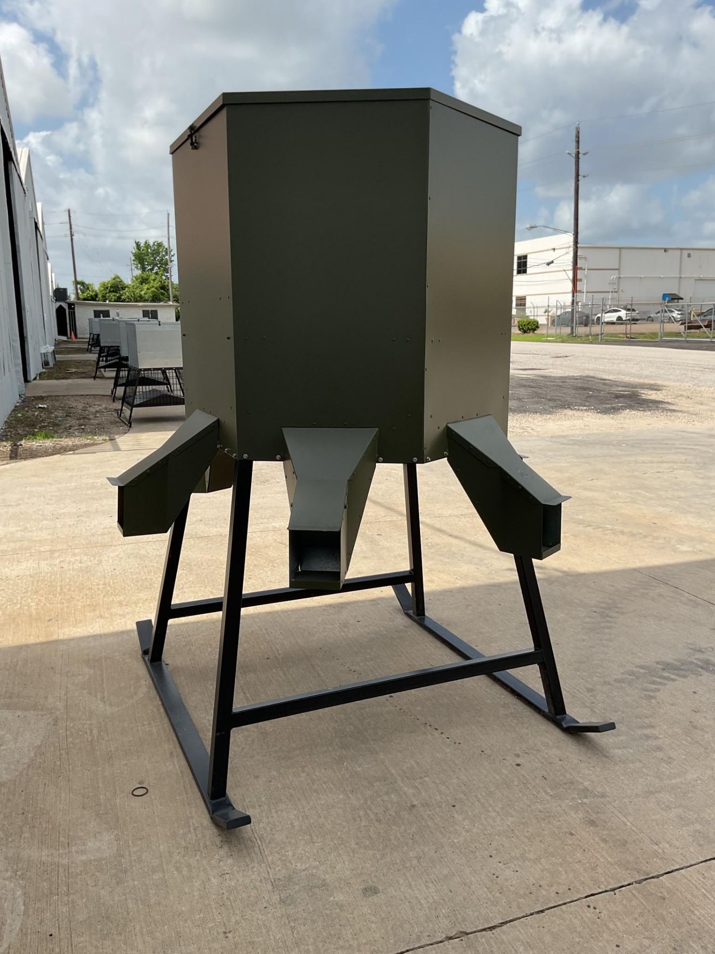 O.M.D. 1200 POUND TIMED PROTEIN FEEDER - Image 3 of 3