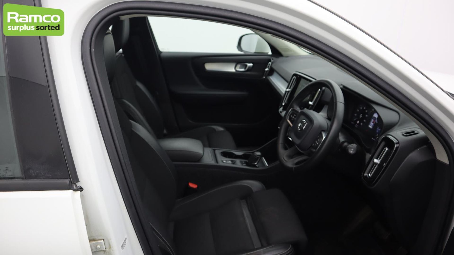 Volvo XC40 Momentum Pro D3 AWD Estate 2.0L - KN69 SEY - Image 9 of 51